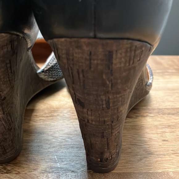 Clark’s Artisan Snakeskin Animal Print Wedges - Picture 15 of 16